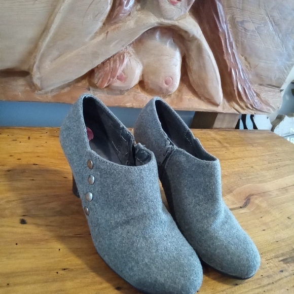 Areosoles Women's Gray Wool Studded Ankle Booties Size 6 - Picture 3 of 12